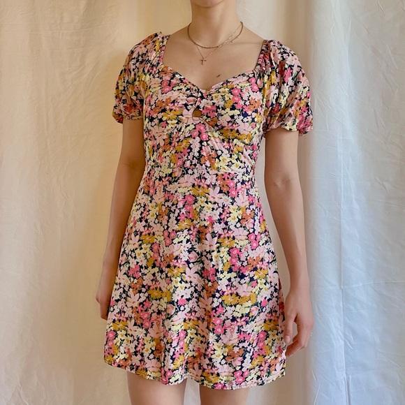 Billabong Dresses & Skirts - NWOT Billabong Sweetheart Neckline Puff Sleeve Floral Mini Dress